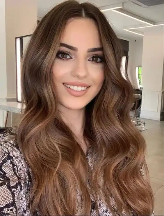 Buzlu Sütlü Kahve Saç Rengi: Doğal Tonlar ve Bakım İpuçlarıyla Estetik Görünüm