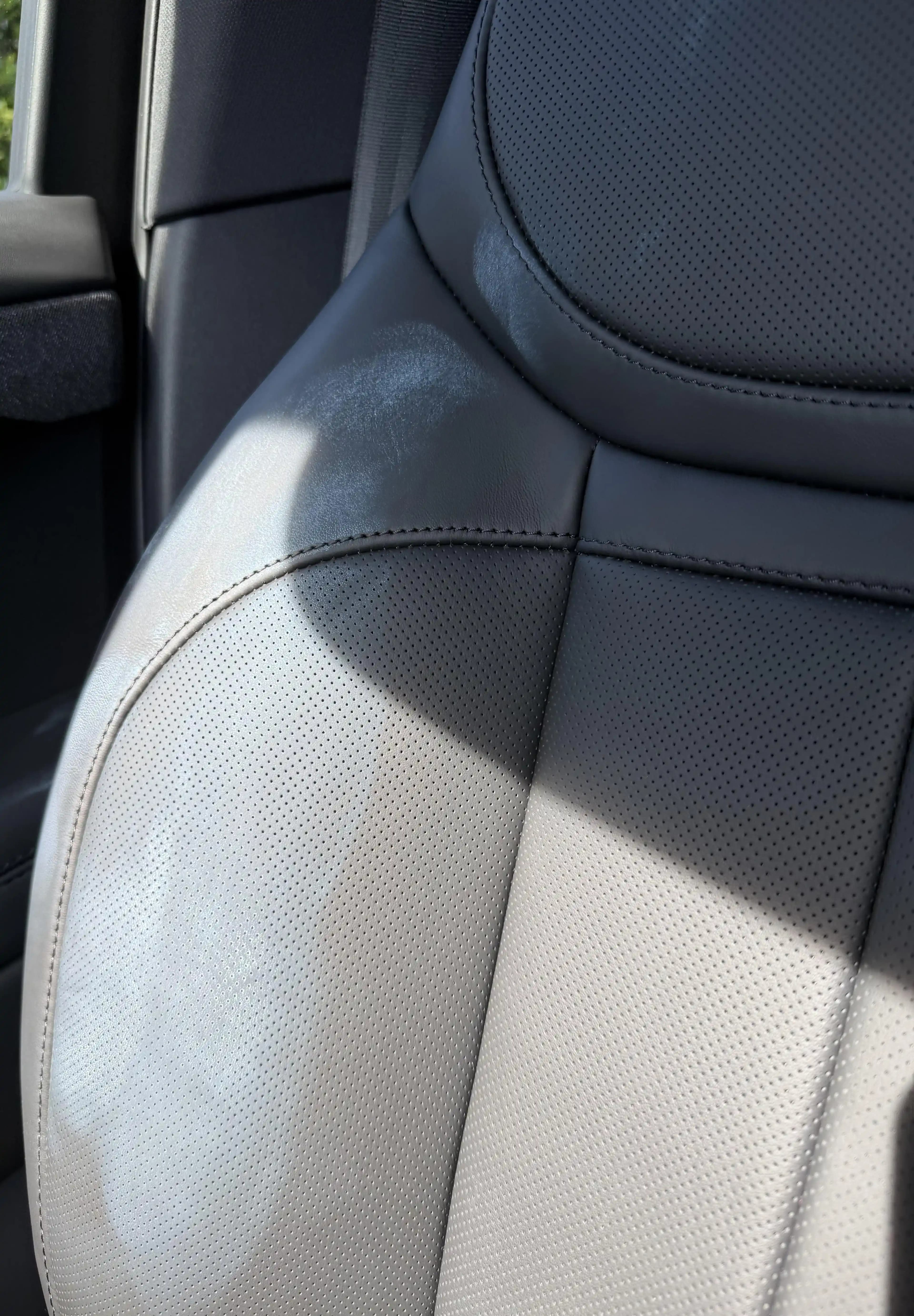 Araba Koltuğuna Güneş Koruyucu Bulaşmasını Önlemenin Etkili Yöntemleri ve Temizlik İpuçları