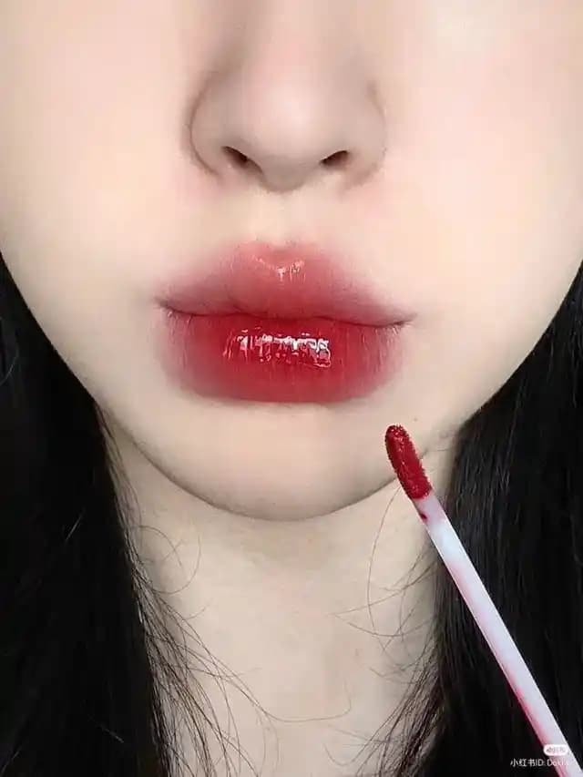 Asya Güzelliğinde Bulanık ve Parlak Dudak Görünümü İçin Ürün ve Teknik Önerileri