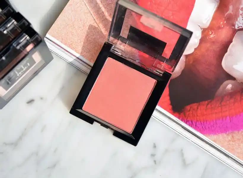 Bej Tonlu Allıklar: Soğuk Alt Tonlu Ciltler İçin Doğal ve Sakin Yanak Rengi Seçenekleri