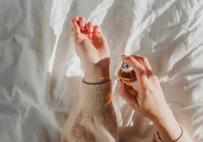 Kaba Kenarlı Kadınlar İçin Trailer Park Estetiğine Uygun Parfüm Önerileri ve Kokular